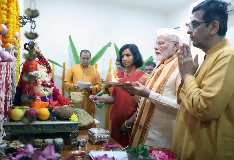 pm-modi-participated-in-ganpati-puja-at-cji-dy-chandrachud-residence-video PM Modi Participates Ganpati Puja:  મહારાષ્ટ્રીયન લુકમાં CJI ચંદ્રચુડના ઘરે પહોંચ્યા PM મોદી, ગણપતિ પૂજામાં લીધો ભાગ