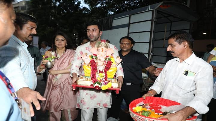 Ranbir Kapoor Ganpati Visarjan: ગણેશ ચતુર્થી પર બાપ્પાની સ્થાપના કર્યા બાદ હવે અભિનેતા રણબીર કપૂરે તેની માતા નીતુ કપૂર સાથે ગણપતિ વિસર્જન કર્યું હતું. હાલમાં તેમની તસવીરો સામે આવી છે.