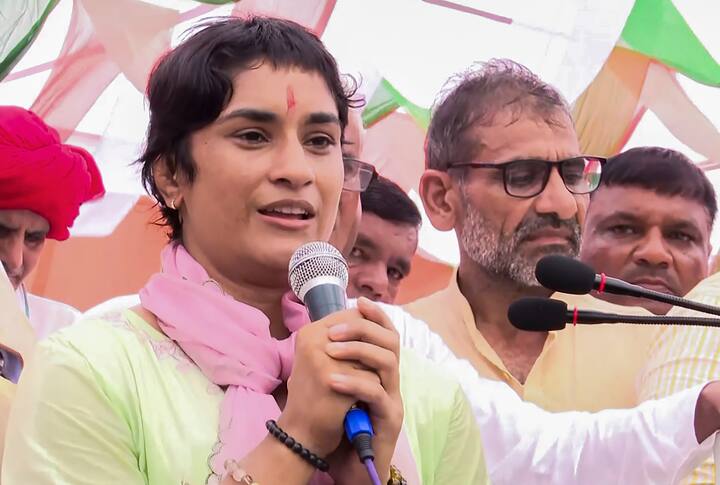 वहीं, विनेश फोगाट के पति सोमवीर राठी की सालाना आय लगभग 3.44 लाख है. इसके अलावा, विनेश फोगाट के पास 1.95 लाख कैश और उनके पति के पास 15 हजार रुपये नगद है.