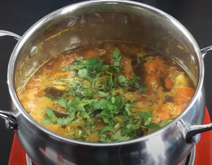தாளிப்பை கத்தரிக்காய் கலவையில் சேர்த்து கலந்துவிட்டால் சுவையான ஆந்திரா ஸ்டைல் கத்தரிக்காய் ரசம் தயார்
