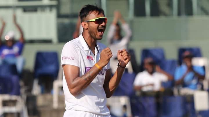 अक्षर पटेलने 2021 साली इंग्लंडविरुद्ध भारतीय संघाकडून कसोटी पदार्पण केले. पदार्पणाच्या मालिकेत दमदार कामगिरी करण्यात तो यशस्वी ठरला. त्यानंतर 3 सामन्यात 27 विकेट घेतल्या. आतापर्यंत त्याने 14 कसोटी सामन्यांमध्ये एकूण 55 विकेट घेतल्या आहेत. अश्विन-जडेजाऐवजी तोही अष्टपैलू फलंदाज आहे. त्यानंतरच त्याला बांगलादेशविरुद्धच्या प्लेइंग इलेव्हनमध्ये संधी मिळू शकते. जेव्हा कर्णधार आणि व्यवस्थापनाने तीन फिरकीपटू खेळवले.