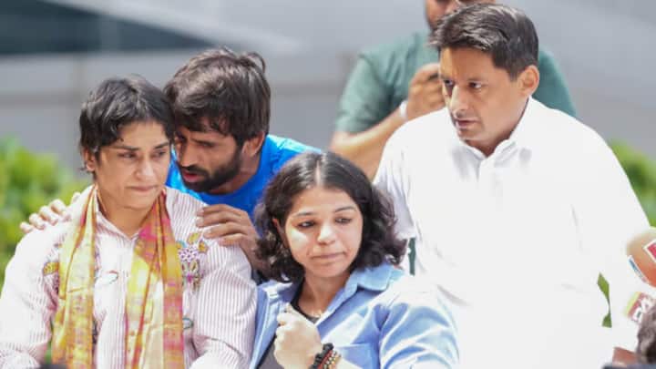 विनेश फोगाट और उनके कई पहलवान साथी लंबे वक्त से बीजेपी नेता और तत्कालीन कुश्ती महासंघ के अध्यक्ष बृजभूषण शरण सिंह के खिलाफ विरोध प्रदर्शन करते रहे हैं.