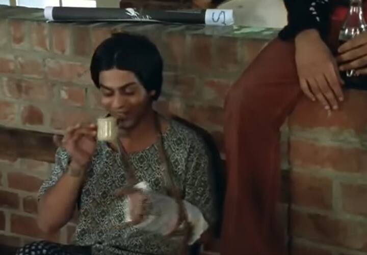 1970 के दशक में, नेशनल इंस्टीट्यूट ऑफ आर्किटेक्चर, नई दिल्ली पर सेट की गई इस फिल्म का प्लॉट आनंद ग्रोवर के इर्द-गिर्द घूमता है, जिसे एनी के नाम से जाना जाता है, जो प्रिंसिपल, वाई.डी. का मज़ाक उड़ाने के कारण मुसीबत में पड़ जाता है. बिलिमोरिया को यमदूत के नाम से जाना जाता है. इस फिल्म ने दो राष्ट्रीय पुरस्कार जीते और अपनी रिलीज के बाद एक क्लट दर्जा भी हासिल किया था.