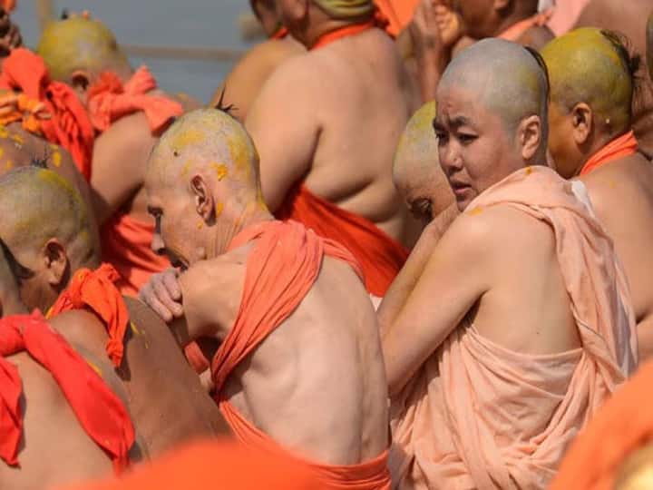 सांसारिक जीवनाशी असलेला संबंध पूर्णपणे तोडण्यासाठी महिला नागा साधू जिवंत असताना पिंडदानही करतात. स्वत:चं मुंडन केल्यानंतरच त्यांना साधू बनण्याची दीक्षा देतात.