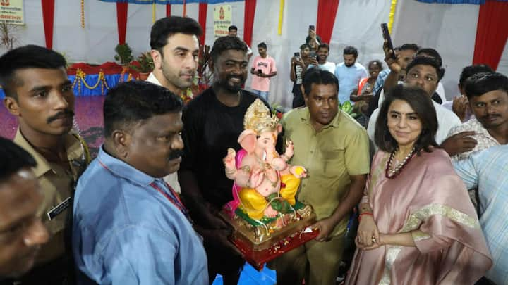 The Ganpati Visarjan tradition holds nostalgic importance in the Kapoor family. Ranbir Kapoor is carrying forward the legacy started by his grandfather Raj Kapoor with utmost devotion.