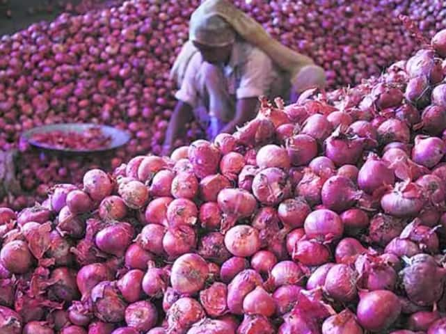 Onion Price in India News Onion price hike onion at Rs 80 per kg in retail market Onion Price : कांद्याची घोडदौड, बळीराजाला दिलासा! सरकारकडून दर कमी करण्याचे प्रयत्न सुरुच, मात्र...