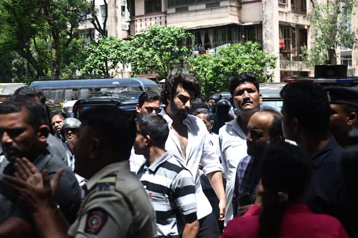 Arjun Kapoor and Malaika have reportedly parted ways after dating for a few years.