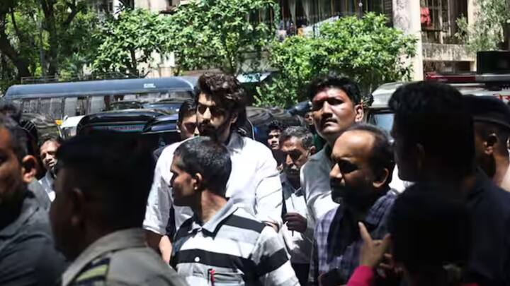 এদিন মালাইকার পাশে থাকতে ছুটে আসেন অর্জুন কপূরও। সম্প্রতি দু'জনের সম্পর্ক ভেঙে যাওয়ার খবর আসে। দুঃসময়ে মালাইকার পাশে থাকতে হাজির হন তিনিও।