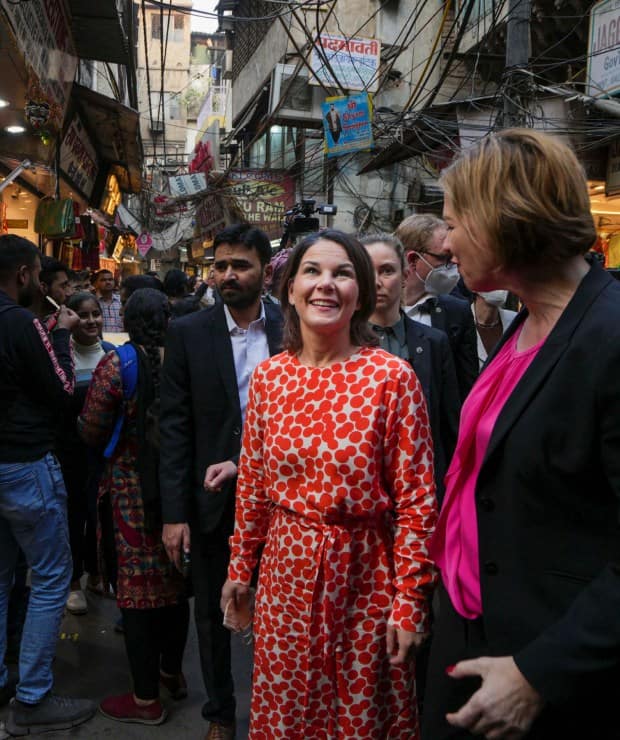 एनालेना बेयरबॉक ने आगे कहा कि वह भारत से बहुत इंप्रेस हुई हैं. उन्होंने कहा कि दिल्ली की सड़कों पर आम नागरिकों को फल और सब्जियां खरीदते समय डिजिटल पेमेंट सिस्टम यूनिफाइड पेमेंट इंटरफेस (UPI) से पेमेंट करते हुए देखा तो इसने उन्हें बहुत प्रभावित किया.