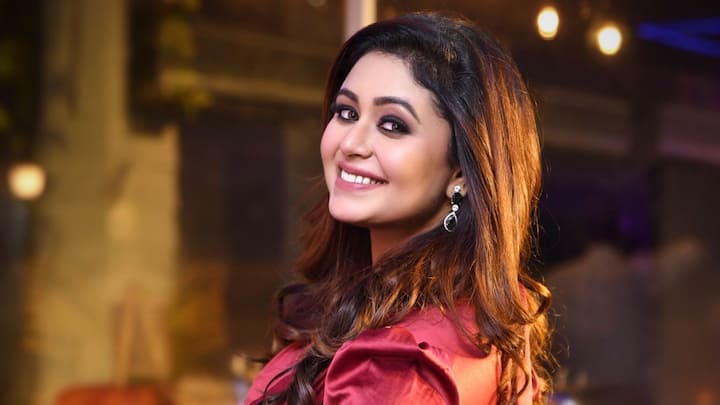 ঋতাভরী আরও লিখেছিলেন, 'বাংলা ইন্ডাস্ট্রিতেও এমন অনেক অভিনেত্রী হেনস্থার শিকার হয়েছেন, তাঁদের মধ্যে কিছু জনকে আমি তো ব্যক্তিগতভাবেও চিনি। এই সমস্ত নায়ক, প্রযোজক বা পরিচালকেরা যে নিদ্বিধায় টলিউডে শুধু কাজ করতে পারছেন এমনটা নয়, তাঁরা তো আরজি করার ঘটনায় মোমবাতি হাতে হেঁটেও ফেলেছেন এই নোংরা মানসিকতা নিয়ে। অবাক হই, ওঁরা তো মহিলাদের মাংসপিণ্ড ছাড়া আর কিছু মনেই করেন না।! আসুন আমরা এইসব মানুষদের মুখোশ টেনে ছিঁড়ে ফেলি।'