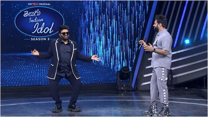 Telugu Indian Idol 3: తెలుగు ఇండియన్ ఐడల్ సీజన్ 3కి తమన్ న్యాయ నిర్ణేతగా వ్యవహరిస్తున్నారు. కంటెస్టెంట్లు ఇచ్చిన పెర్ఫార్మన్స్ కి మార్కులు వేయాల్సిన ఆయన స్టేజి మీద డ్యాన్స్ పెర్ఫార్మన్స్ ఇచ్చారు.