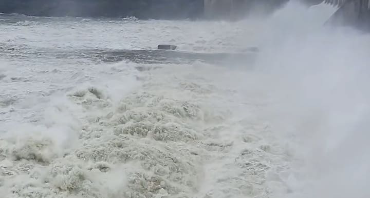 Mahisagar Rain News: છેલ્લા બે-ત્રણ અઠવાડિયાથી ગુજરાતમાં ખાસ કરીને દક્ષિણ ગુજરાત અને મધ્ય ગુજરાતમાં ધોધમાર વરસાદ ખાબકી રહ્યો છે. હવામાન વિભાગની આગાહી પ્રમાણે, હજુ પણ ગુજરાતમાં ભાદરવો ભરપૂર થઇ શકે છે.