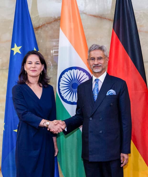 कार्यक्रम के दौरान जर्मनी की फॉरेन मिनिस्टर एनालेना बेयरबॉक ने भारतीय विदेश मंत्री जयशंकर से भारत की खूब तारीफें कीं. एनालेना बेयरबॉक ने एस जयशंकर से कहा कि वह दो साल बाद उनसे मिल रही हैं. उन्होंने कहा कि हम दो साल पहले दिल्ली में में मिले थे.