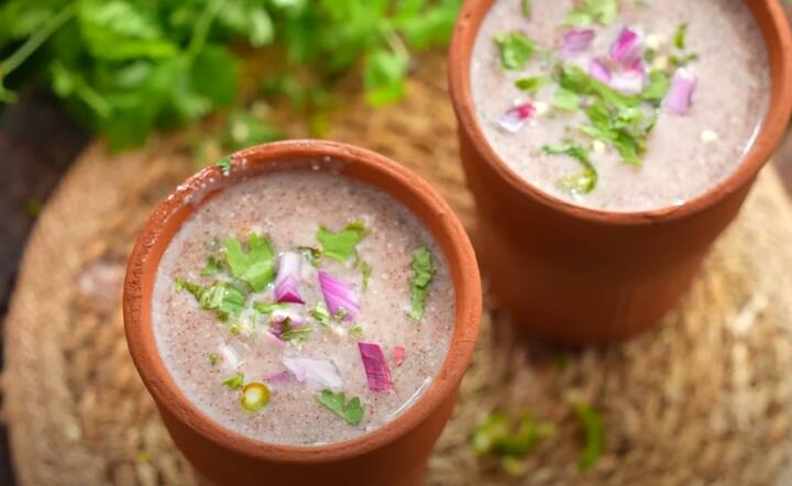 15 நிமிடத்திற்கு பிறகு, ராகி கலவையை அடுப்பிலிருந்து இறக்கி ஆறவிடவும். அதன்பின் கெட்டியான தயிர், நறுக்கிய வெங்காயம், பச்சை மிளகாய், கொத்தமல்லி இலை, உப்பு சேர்த்து நன்கு கலக்கவும்.