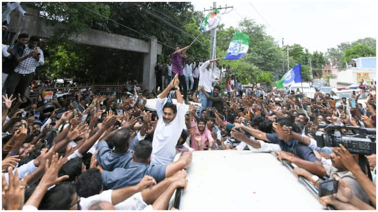 YS Jagan visits YCP leader Nandigam Suresh in Guntur Sub Jail YS Jagan Guntur Tour: నన్ను తిడితే అభిమానులకు కోపం రాదా? టీడీపీ ఆఫీస్‌పై దాడి కేసులో మరోసారి జగన్ సంచలన కామెంట్స్