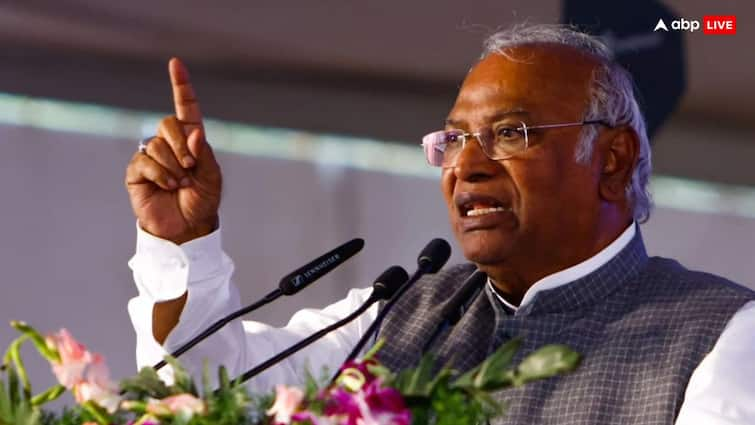 Jammu Kashmir Elections 2024 Cong-NC Alliance five guarantees JK UT Mallikarjun Kharge J&K Elections 2024: 'टांग चंद्रबाबू नायडू ने दी तो हाथ नीतीश कुमार से...', 'जख्मी' मोदी सरकार पर J&K से कांग्रेस चीफ का प्रहार!