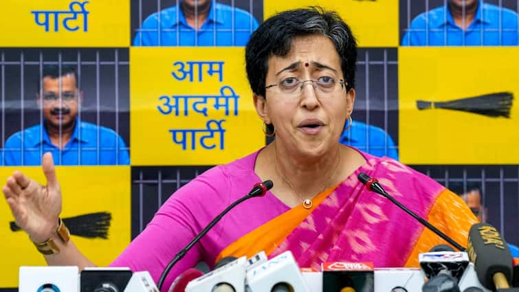 Atishi AAP Leader And Delhi Minister Wrote Letter To Delhi LG VK Saxena Regarding  Reinstatement of Bus Marshals दिल्ली की मंत्री आतिशी ने LG वीके सक्सेना को लिखी चिट्ठी, बस मार्शल्स की बहाली की मांग