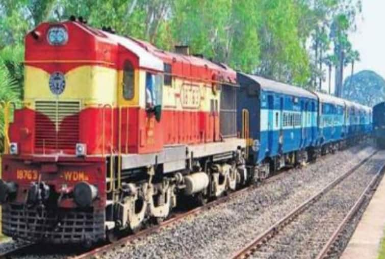 Defect in Gitanjali Express Central Railway traffic disrupted Gitanjali Express : मोठी बातमी! गीतांजली एक्सप्रेसमध्ये बिघाड, मध्य रेल्वेची वाहतूक विस्कळीत