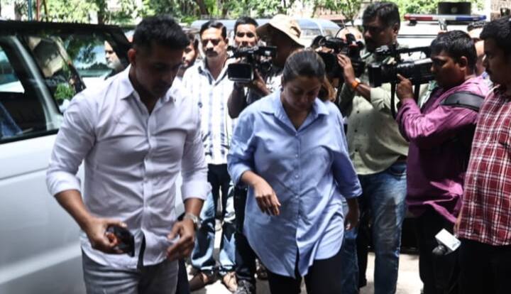 अमृता अरोड़ा भी पिता के निधन का सुनकर भागी-भागी मलाइका के घर पहुंची. इस दौरान वे फूट-फूटकर रोती नजर आईं.