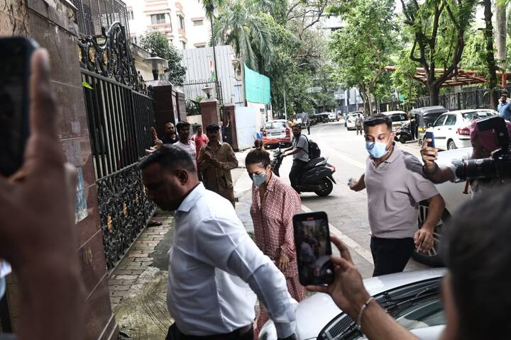 मलाइका अरोड़ा भी अपने घर पहुंच गई हैं. बता दें कि जब उनके पिता की मौत हुई थी तो उस वक्त वो पुणे में थीं.