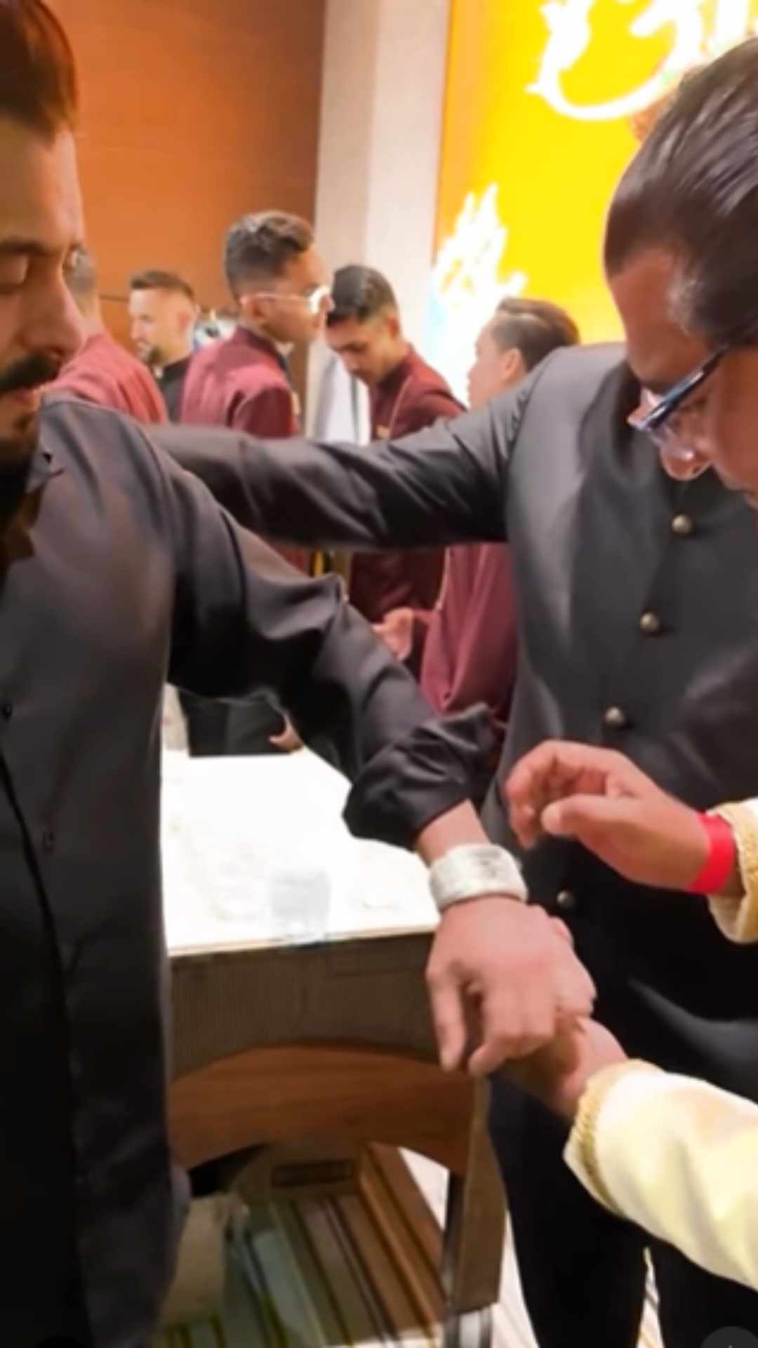 इस वीडियो में एक्टर हीरे से जड़ी घड़ी ट्राई करते हुए दिखाई दे रहे हैं