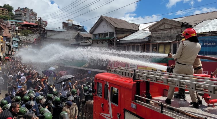 Sanjauli Mosque Row Shimla Police Lathicharge and Water Cannon Attack on Protestors ANN शिमला में प्रदर्शनकारियों पर लाठीचार्ज के साथ वॉटर कैनन की बौछार, जानें दिनभर में क्या-क्या हुआ?