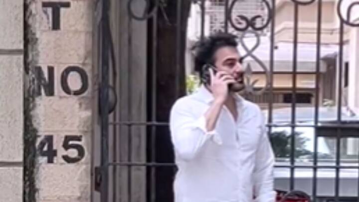 বুধবার সকালে আত্মঘাতী হন অনিল। সেই সময় পুণেতে ছিলেন মালাইকা। সবার আগে এদিন ঘটনাস্থলে দেখা যায় মালাইকার প্রাক্তন স্বামী আরবাজ খানকে। পুলিশের সঙ্গে কথা বলার পাশাপাশি, সবকিছু তিনিই সামলান বলে জানা যাচ্ছে।