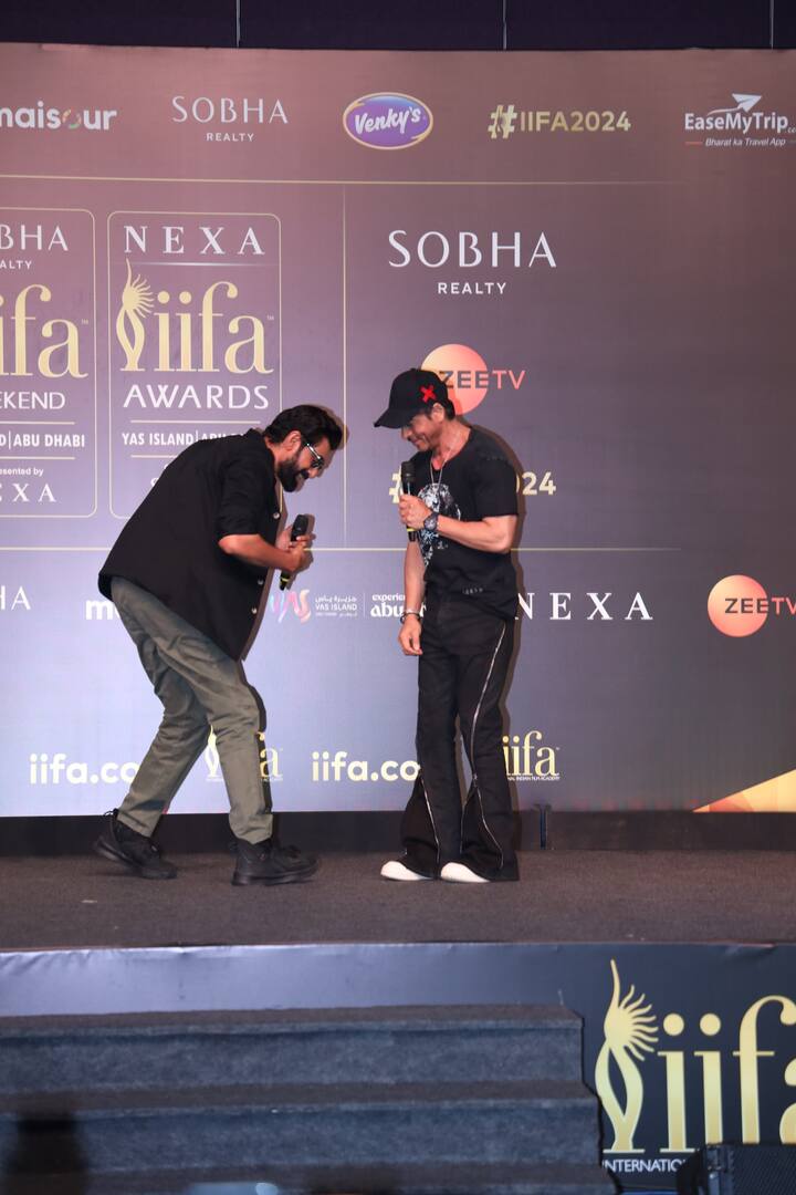 साउथ के स्टार राणा जैसे ही स्टेज पर आए उन्होंने पहले शाहरुख खान के पैर छुए. पैर छुते समय शाहरुख खान का रिएक्शन सोशल मीडिया पर वायरल हो रहा है.