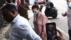 मलाइका अरोड़ा का रो रोकर बुरा हाल, ढांढस देने करीना-सैफ सहित कई सेलेब्स पहुंचे