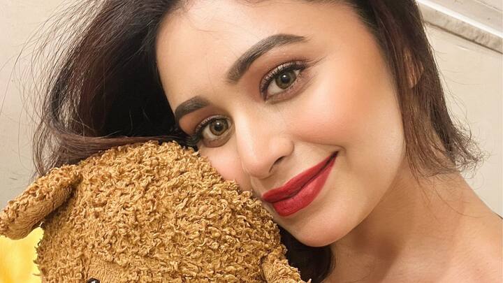 ঋতাভরী আরও লিখেছিলেন, 'আমি আমার সমস্ত অভিনেত্রীদের এইসব দানবদের বিরুদ্ধে লড়াইয়ের জন্য ডাকছি। আমি জানি অনেকেই ভয় পাচ্ছেন যে চরিত্র হারাবেন বা আর কখনও কাজই পাবেন না। কিন্তু আর কতদিন এভাবে চুপ করে বসে থাকবেন? এই পেশায় নতুন যাঁরা কাজ করছে আমরা পুরনোরাই তো তাঁদের বাঁচাব, তাঁদের জন্য লড়ব। নাহলে তাঁদের ধারণা হয়ে যাবে এখানে কেবলমাত্র দেহব্যবসা হয়! মাননীয় মুখ্যমন্ত্রী, আমরা এই বিষয়ে আপনার হস্তক্ষেপ চাই।'