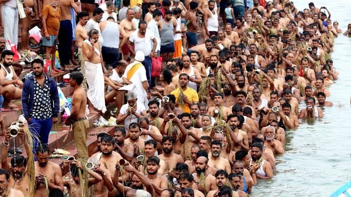 পিতৃপক্ষের সময় তর্পণ ও শ্রাদ্ধ সংক্রান্ত কাজের উপযুক্ত সময় বলে মনে করা হয়। তবে এই সময় শুভ কাজের জন্য উপযুক্ত নয় বলে পরামর্শ দেন শাস্ত্রজ্ঞ ও জ্যোতিষীরা।(ছবি সৌজন্য- পিটিআই)