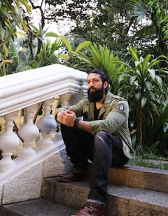 Yash Net Worth: कभी जेब में थे 300 रुपये, अब एक फिल्म की फीस है 30 करोड़, जानें कितने रईस है KGF के 'रॉकी' भाई