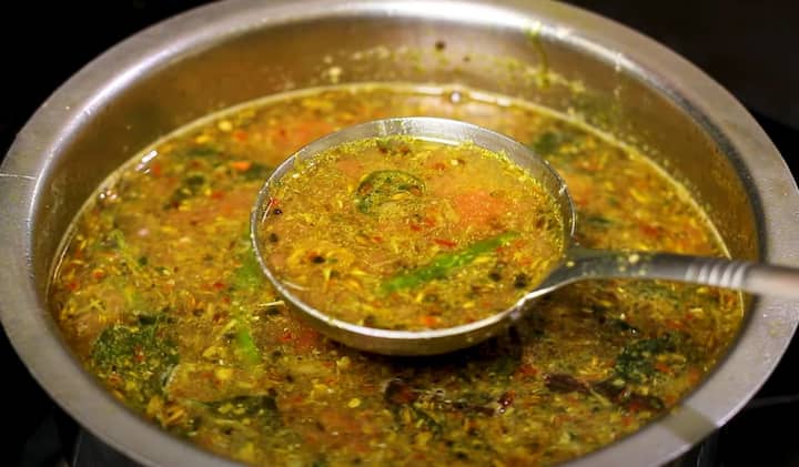 அடுத்தது நறுக்கிய வெங்காயம், பச்சை மிளகாய், உப்பு, மஞ்சள் தூள், கொத்தமல்லி இலை, வெல்லம் சேர்த்து கையால் பிசைந்து கொள்ளவும்.
