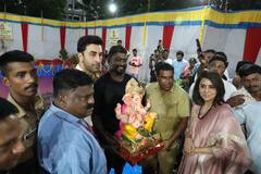 Ranbir Kapoor, Neetu Singh Perform Aarti, Do Ganpati Visarjan In Mumbai; See Pics