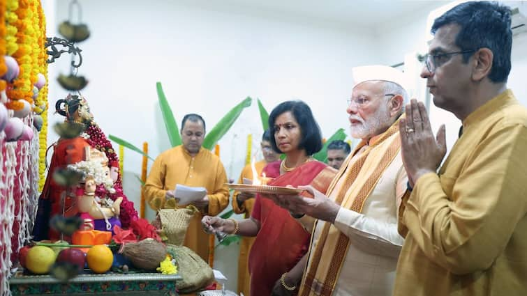 PM Narendra Modi Attends Ganpati Puja At CJ DY Chandrachud's Residence viral video PM Modi Attends Ganpati Puja At CJ DY Chandrachud's Residence — WATCH