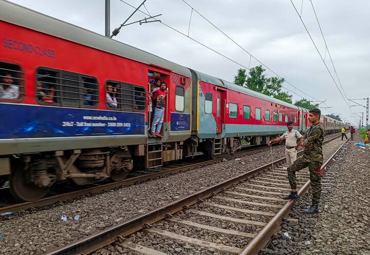 आयआरसीटीसीच्या वेबसाईटवर पीएनआर स्टेटस पर्यायावर क्लिक करुन आपण आरक्षित केलेल्या तिकिटाची स्थिती काय आहे ते पाहता येतं. याशिवाय पीएनआर क्रमांकाच्या मदतीनं एसएमएस द्वारे देखील तिकीट कन्फर्म झालं की नाही हे पाहता येतं.