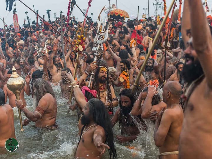 महिला नागा साधू सामान्य जगापासून दूर जंगलात, गुहा, पर्वतांमध्ये राहतात आणि देवाची पूजा, आराधना, जप करतात. फक्त जेव्हा कधी कुंभमेळा असतो तेव्हाच ते जगासमोर येऊन आपलं दर्शन देतात.