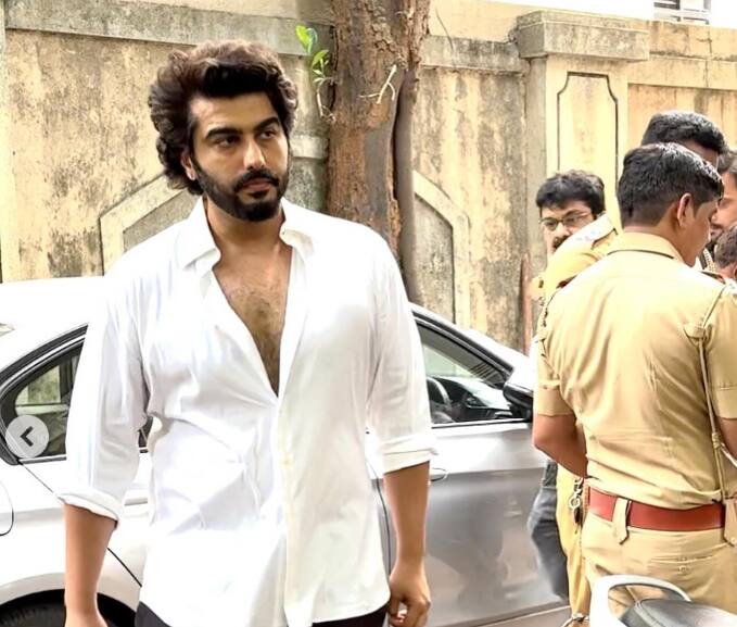 मलाइका के एक्स बॉयफ्रेंड अर्जुन कपूर भी उनके घर पर दिखाई दिए. इस दौरान वे काफी इमोशनल नजर आए.