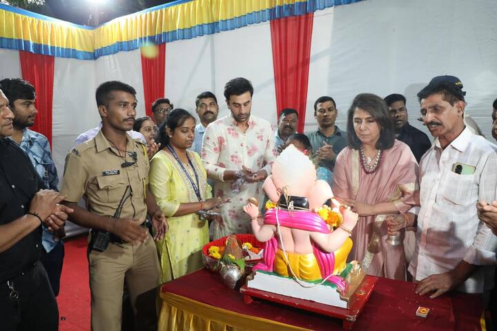 તેણે તેની માતા સાથે બાપ્પાની આરતી પણ કરી અને હાથ જોડીને બાપ્પાને વિદાય આપી હતી. બાપ્પાના વિસર્જન દરમિયાન રણબીર કપૂર ટ્રેડિશનલ લુકમાં જોવા મળ્યો હતો. જ્યારે નીતુ કપૂર પણ ટ્રેડિશનલ લુકમાં જ જોવા મળી હતી.