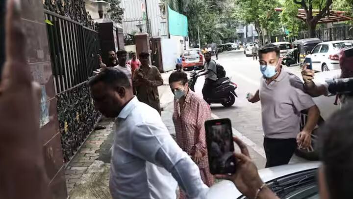 পরে পুণে থেকে ঘটনাস্থলে এসে পৌঁছন মালাইকা। মাস্কে মুখ ঢেকে হন্তদন্ত হয়ে আবাসনের ভিতরে ঢুকে যান তিনি। প্রত্যক্ষদর্শীরা জানিয়েছেন, থরথর করে কাঁপছিলেন মালাইকা। অঝোরে কাঁদছিলেন।