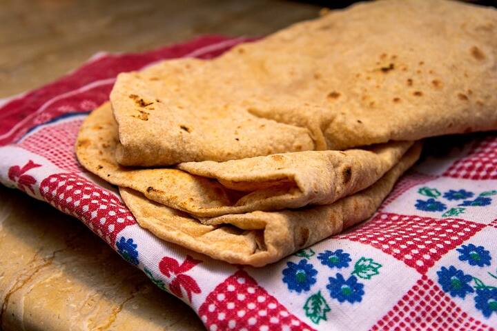 தேவையான பொருட்கள் : பிஸ்தா, முந்திரி பருப்பு, ஏலக்காய் , தேங்காய் துண்டுகள், சர்க்கரை - 5 தேக்கரண்டி, பிசைந்த சப்பாத்தி மாவு, நெய்.