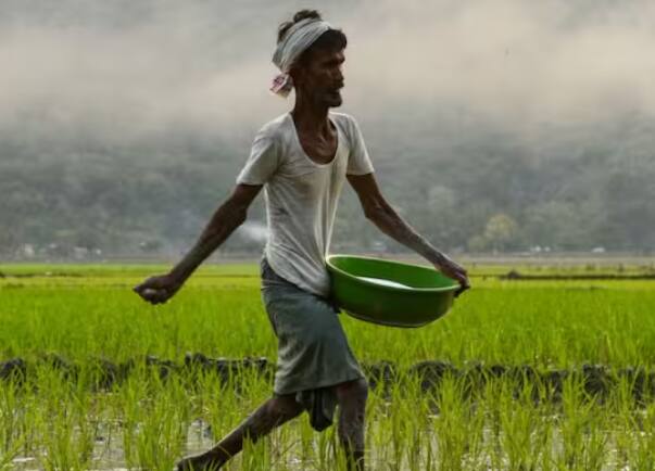 ਭਾਰਤ ਇੱਕ ਖੇਤੀ ਪ੍ਰਧਾਨ ਦੇਸ਼ ਹੈ। ਇਸੇ ਲਈ ਭਾਰਤ ਸਰਕਾਰ ਕਿਸਾਨਾਂ ਲਈ ਕਈ ਸਕੀਮਾਂ ਚਲਾਉਂਦੀ ਹੈ, ਜਿਨ੍ਹਾਂ ਦਾ ਕਿਸਾਨਾਂ ਨੂੰ ਕਾਫੀ ਫਾਇਦਾ ਹੁੰਦਾ ਹੈ। ਭਾਰਤ ਵਿੱਚ ਕਈ ਕਿਸਾਨ ਅਜਿਹੇ ਹਨ। ਜੋ ਅੱਜ ਵੀ ਖੇਤੀ ਕਰਕੇ ਜ਼ਿਆਦਾ ਕਮਾਈ ਨਹੀਂ ਕਰ ਪਾ ਰਹੇ ਹਨ। ਭਾਰਤ ਸਰਕਾਰ ਅਜਿਹੇ ਕਿਸਾਨਾਂ ਨੂੰ ਸਿੱਧਾ ਆਰਥਿਕ ਲਾਭ ਦਿੰਦੀ ਹੈ।