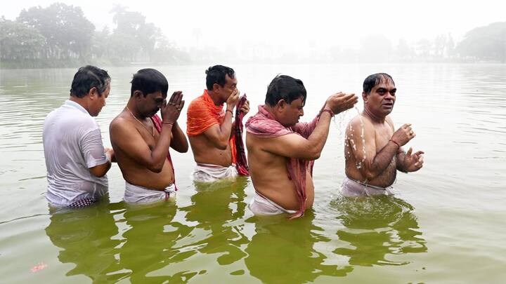 পিতৃপক্ষের সময় সাত্ত্বিক খাবার খেতে হয়। আমিষ খাবার না খেলেই ভালো হয়।(ছবি সৌজন্য- পিটিআই)