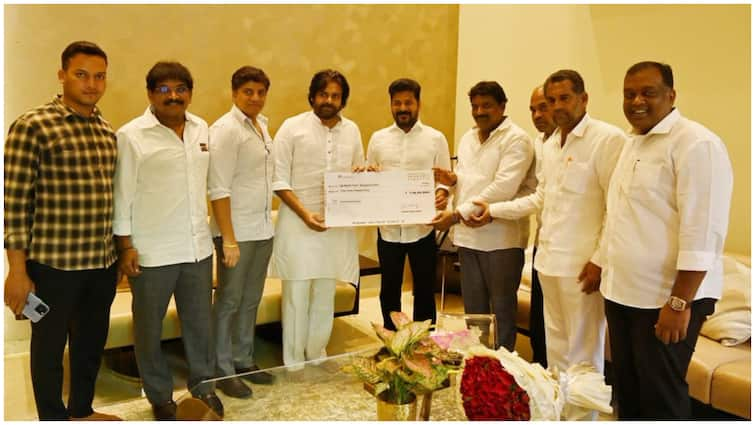 AP Deputy CM Pawan Kalyan met with Telangana CM Revanth Reddy to hand over a cheque of Rs 1 crore announced to flood victims Pawan Kalyan meets Revanth Reddy: తెలంగాణ సీఎం రేవంత్ రెడ్డితో ఏపీ డిప్యూటీ సీఎం పవన్ సమావేశం