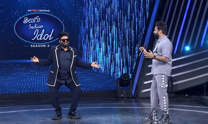 తమన్ పాడకుండా, హమ్ చేయకుండా ఎదుటి వ్యక్తికి సాంగ్ గురించి చెప్పి... ఆ పాట ఏమిటనేది వారితో చెప్పించాలి. డమ్ షరాడ్స్ అన్నమాట. 'ఇంద్ర'లోని 'దాయి దాయి దామ్మా...' సాంగ్ గురించి చెప్పారు. దాని వివరించడం కోసం తమన్ వీణ స్టెప్ వేశారు. అదీ సంగతి!