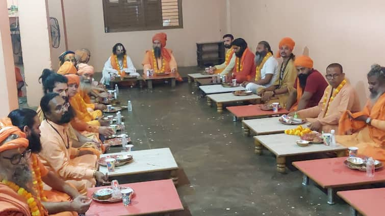 Prayagraj Maha Kumbh Controversy Urdu and Persian words Saints demanded to change Name ANN प्रयागराज महाकुंभ से पहले उर्दू और फारसी शब्दों पर छिड़ा विवाद, जानें क्या है साधु-संतों की मांग