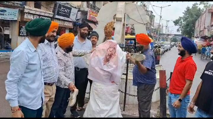 राहुल के अमेरिका में दिए गए बयान को लेकर कानपुर के गुमटी क्षेत्र में सिख समुदाय के लोगों ने एक जुट होकर बीच सड़क पर प्रदर्शन किया और राहुल गांधी के पुतले को बीच सड़क पर फूंका.