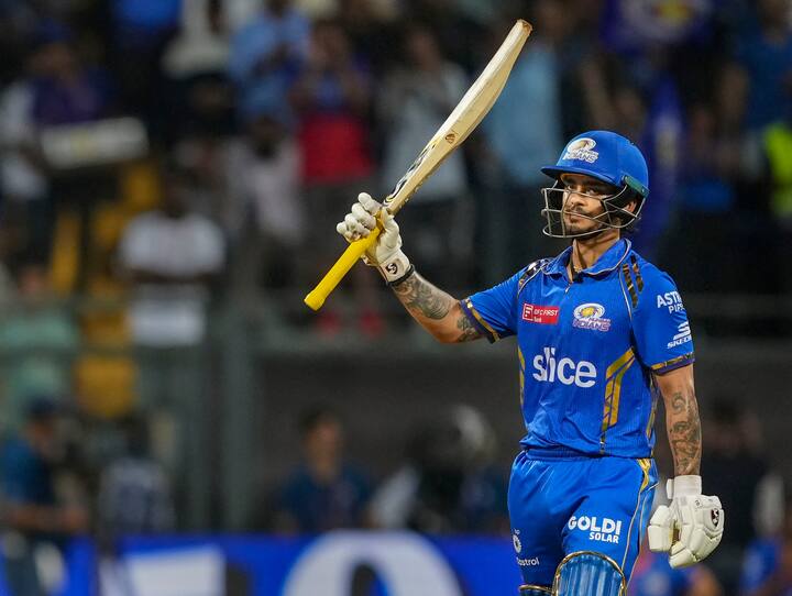 ईशान किशन मुंबई इंडियंस के लिए कई मौकों पर दमदार प्रदर्शन कर चुके हैं. उन्हें टीम एक बार फिर से मौका दे सकती है. आईपीएल 2025 के मेगा ऑक्शन से पहले रिलीज और रिटेन लिस्ट जारी की जाएगी. मुंबई की टीम ईशान को रिटेन कर सकती है.