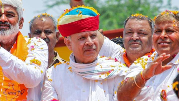 उन्होंने कहा, पार्टी ने सर्वे के आधार पर कैंडिडेट्स को टिकट दिया गया. जानकारों के अनुसार, राव इंद्रजीत सिंह ने सीएम पद के लिए दावेदारी ठोक सकते हैं