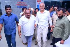 In Pics: హైదరాబాద్‌కు దూరంగా బీఆర్ఎస్ నేతల తరలింపు, కార్యకర్తలు రచ్చరచ్చ - ఫోటోలు